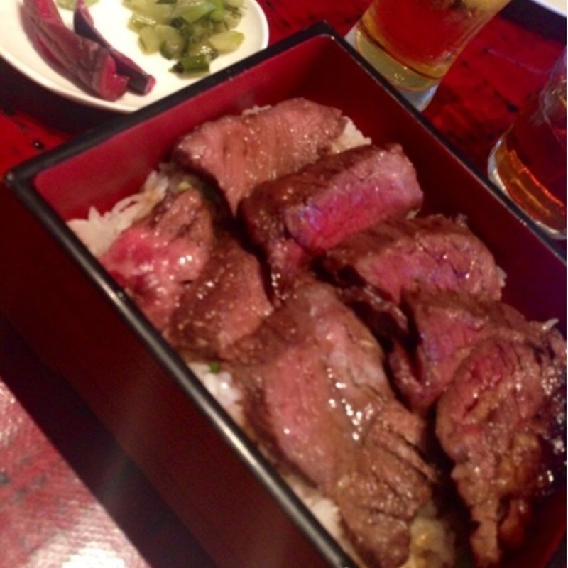 ビーフステーキ重 (神南軒)