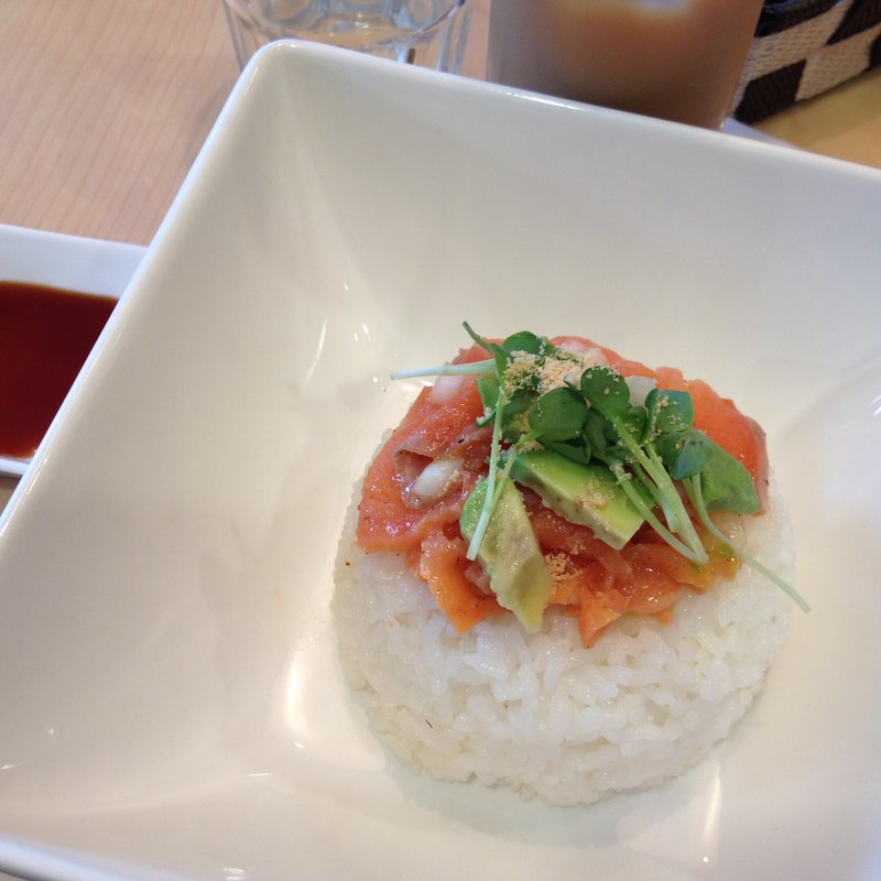 サーモンのロミロミ風ライスボウル(manoacafe)