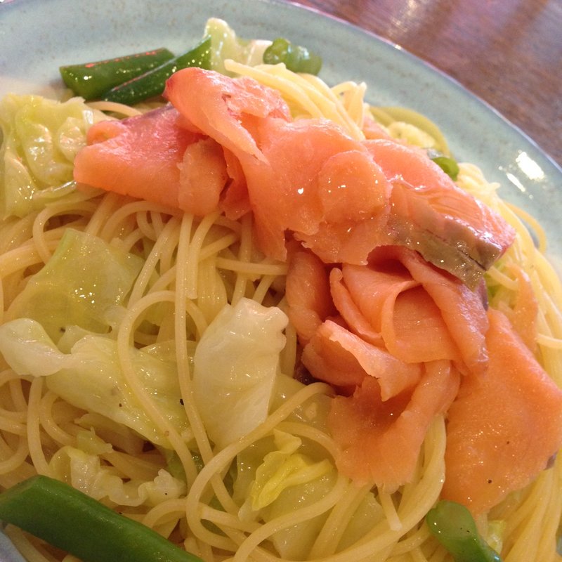 スモークサーモンとゆでキャベツのパスタ(ル カフェ ドゥブルベ)