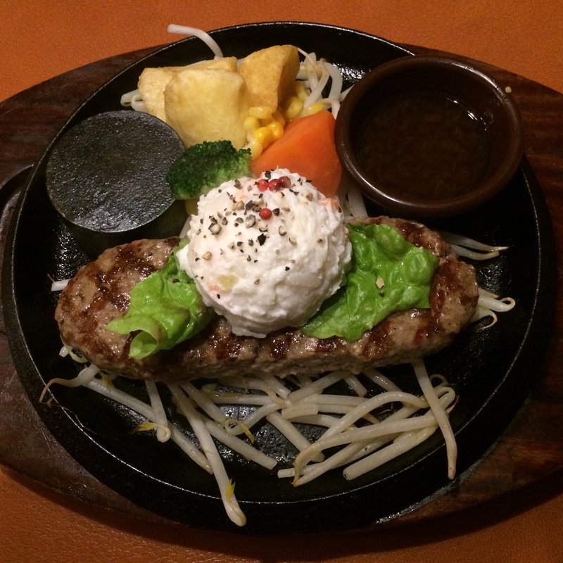 ペッパーポテトサラダハンバーグ(弾力ハンバーグ カウベル みつわ台店)