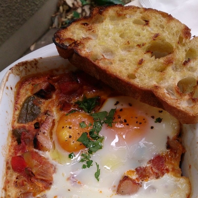 ”ピペラード”　ベイクドエッグ、スモークベーコン、カンパーニュトースト(IVY PLACE)