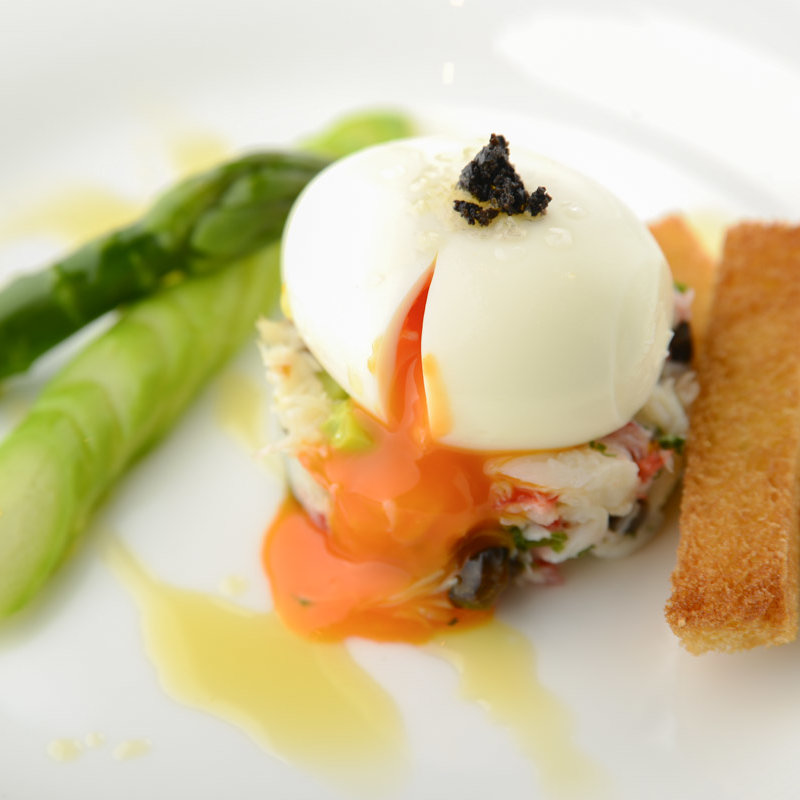 カニのタルタル　温玉とともに(銀座フレンチ＆ワインバー地球星)