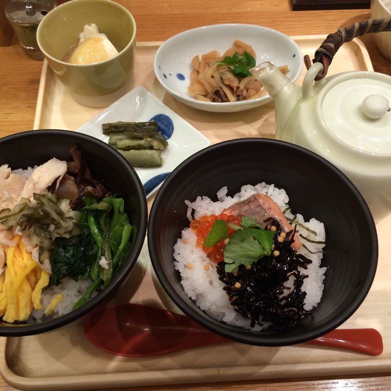 ハーフ＆ハーフ（鮭いくら、鶏飯風）(だし茶漬け えん ラゾーナ川崎店)