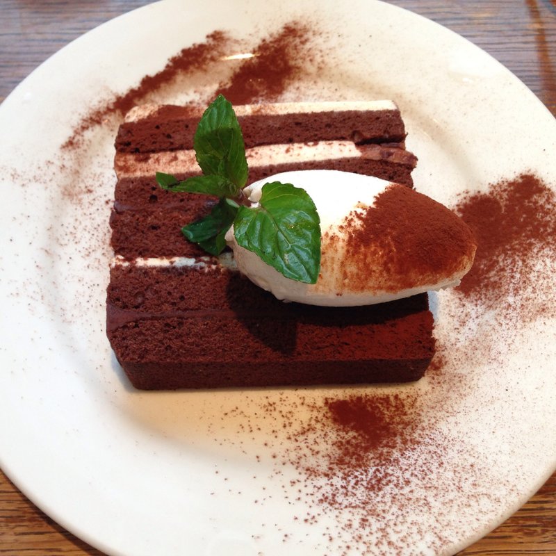 チョコレートとサワーチェリーのケーキ(カフェ ポーズ)