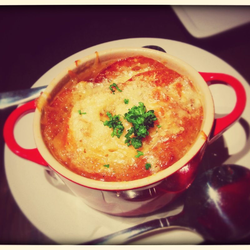 オニオンスープ　グラタン風(ビストロタキザワ)