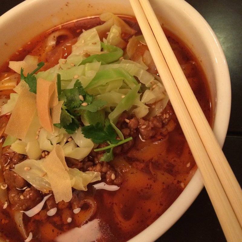 黒酢の効いたサンラー刀削麺(金燕酒家)