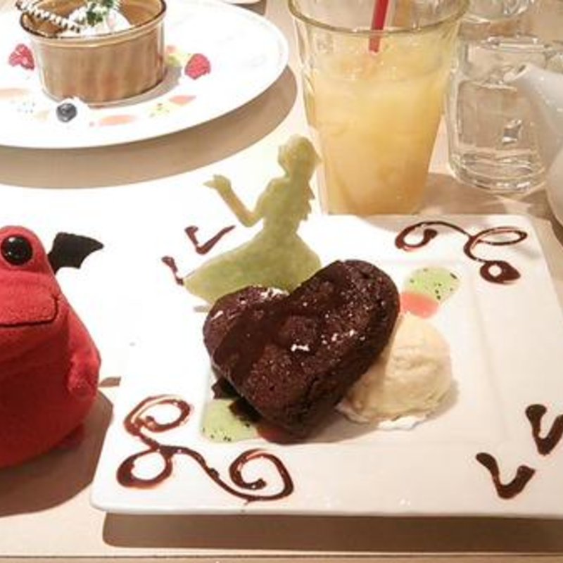 アリスの手作りガトーショコラバニラアイス添え(魔法の国のアリス)