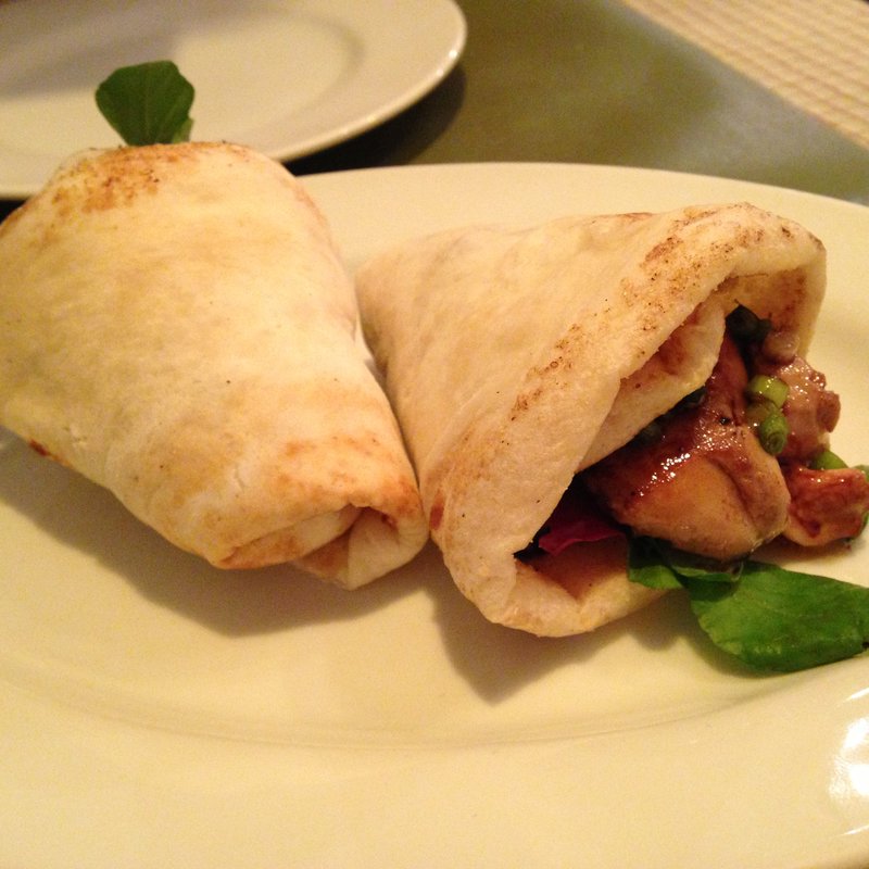 フォアグラのソテー　ピアディーナ巻き　バルサミコソース　北京ダックスタイル(オステリア・ピノ・ジョーヴァネ)