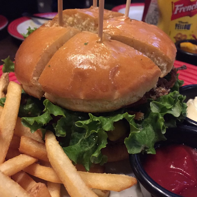 カウボーイ トリプル ミート バーガー (T.G.I. FRIDAYS 品川店 （ティージーアイ フライデーズ）)