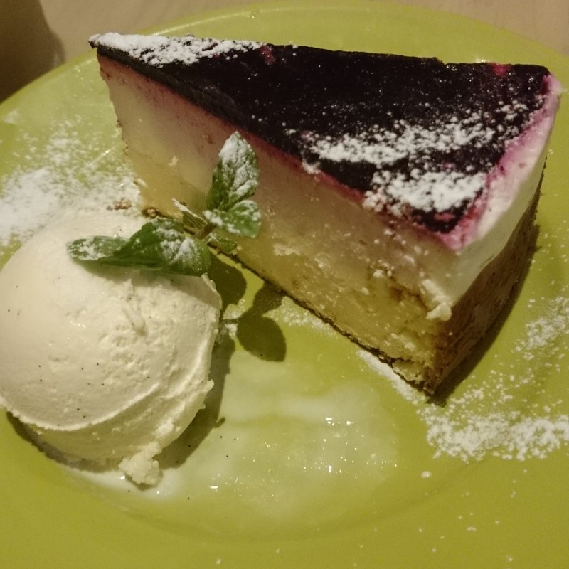 カシスチーズケーキ(RIGOLETTO ROTISSERIE AND WINE)