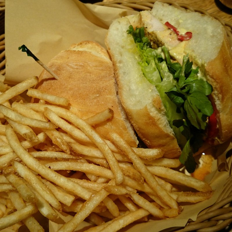 ケイジャンチキン、トマト、レタスのチャバタサンド(crisscross)