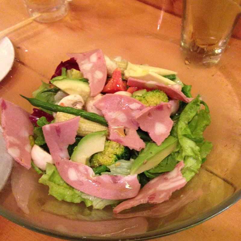 フレッシュマッシュルームとルッコラのサラダ (ビストロ オオカミ)