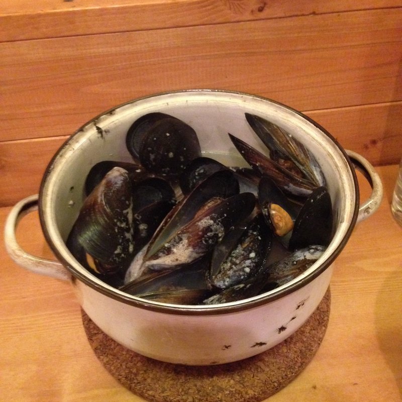 国産ムール貝の白ワイン蒸し (ビストロ オオカミ)