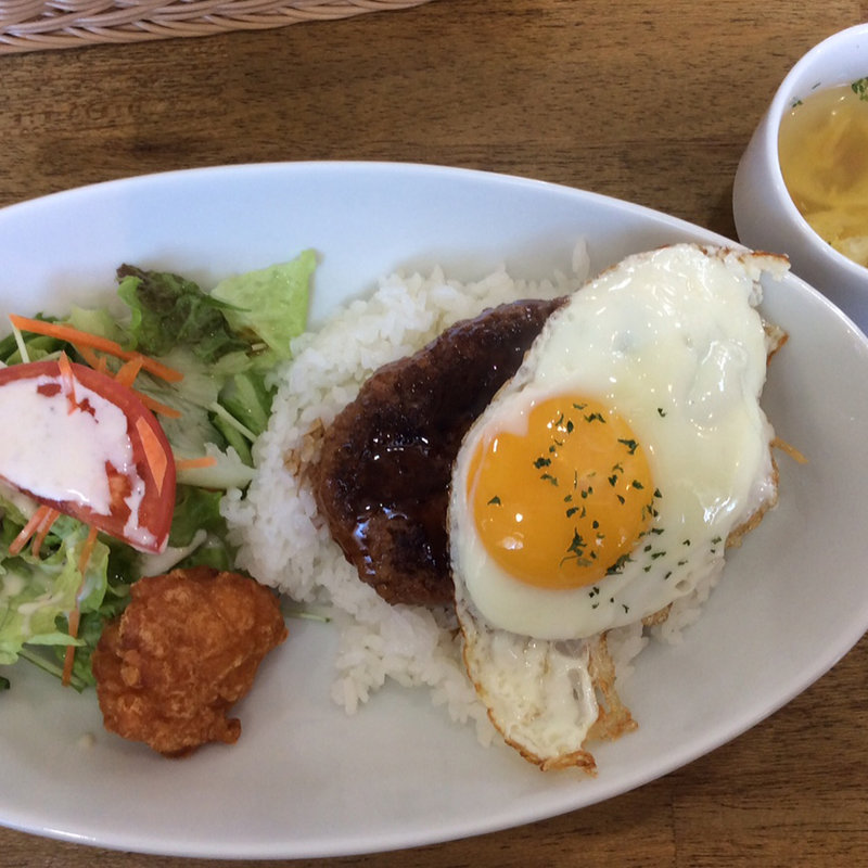 ハンバーグ（ソースは週替わり）とエビフライ ミニワッフル付(Cafe ブランラパン)