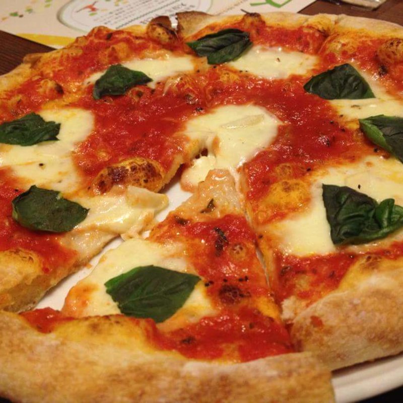 モッツァレラとフレッシュバジル、トマトソースのピッツァ(ロイヤルガーデンカフェ青山)
