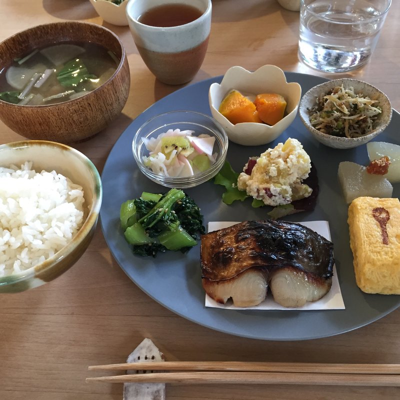焼魚と季節のおそうざい定食(ごはんやハレ)