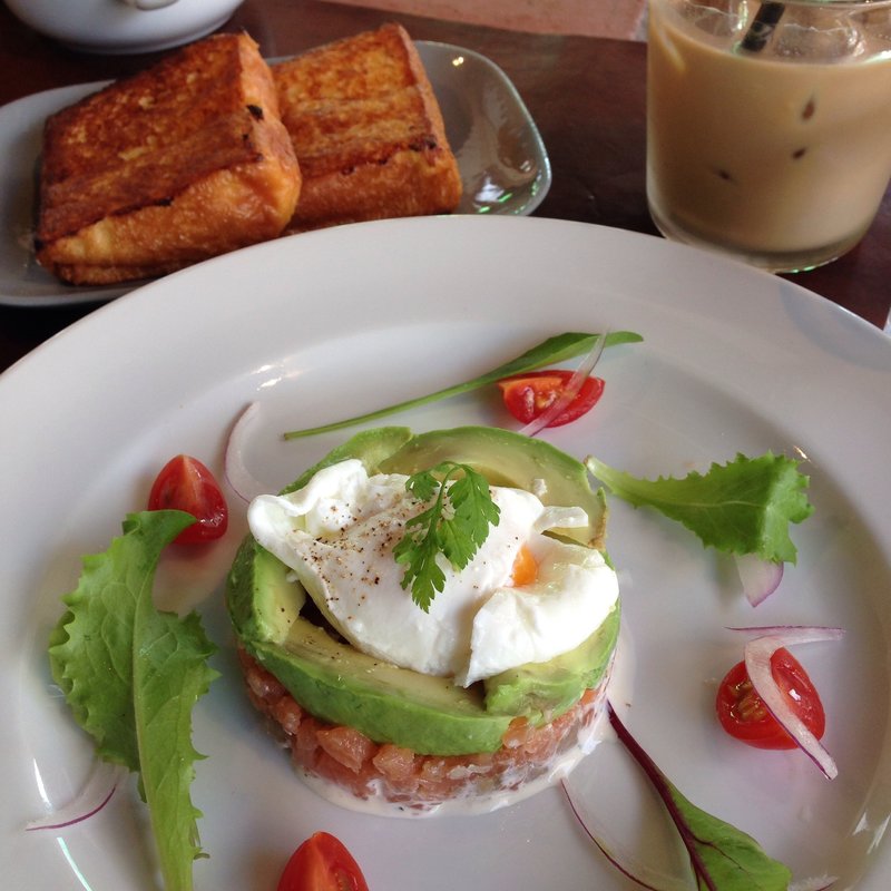 サーモンのタルタルとアボガドとポーチドエッグ  ディルソース（ブリオッシュフレンチトースト付き）(マーサーブランチ)