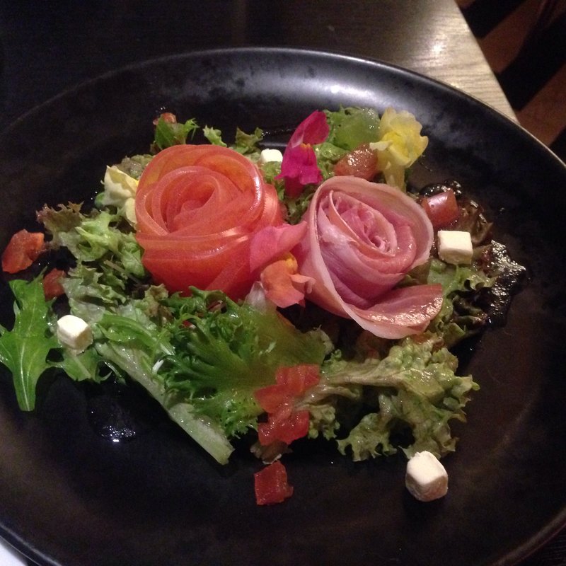 バラと生ハムのサラダ(古城の国のアリス)