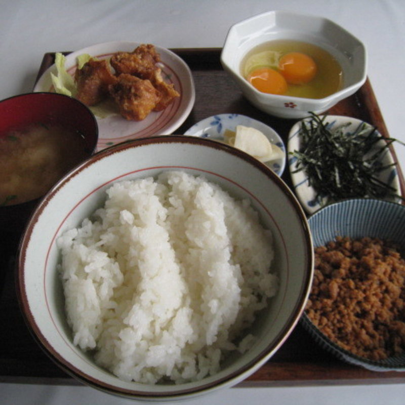 卵かけご飯大盛　唐揚げ鶏そぼろトッピング(弁天の里)