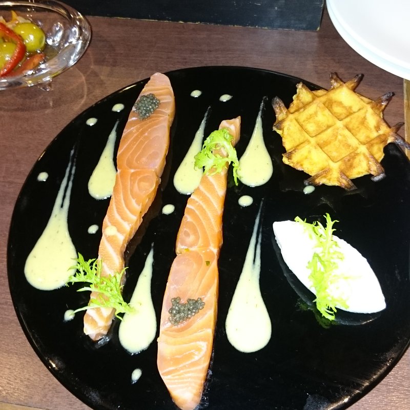 自家製スモークサーモンポテトのワッフルとワサビクリーム(俺のフレンチTableTaku)