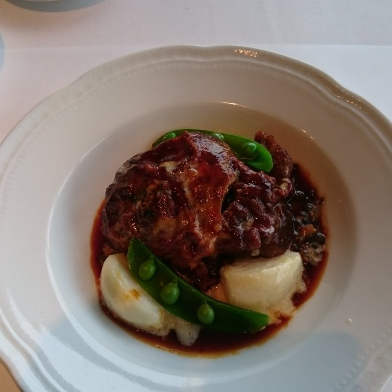 柔らかに仕上げた牛スジ肉とトリッパのトマト煮込み　フリッター添え(ツキ シュールラメール)