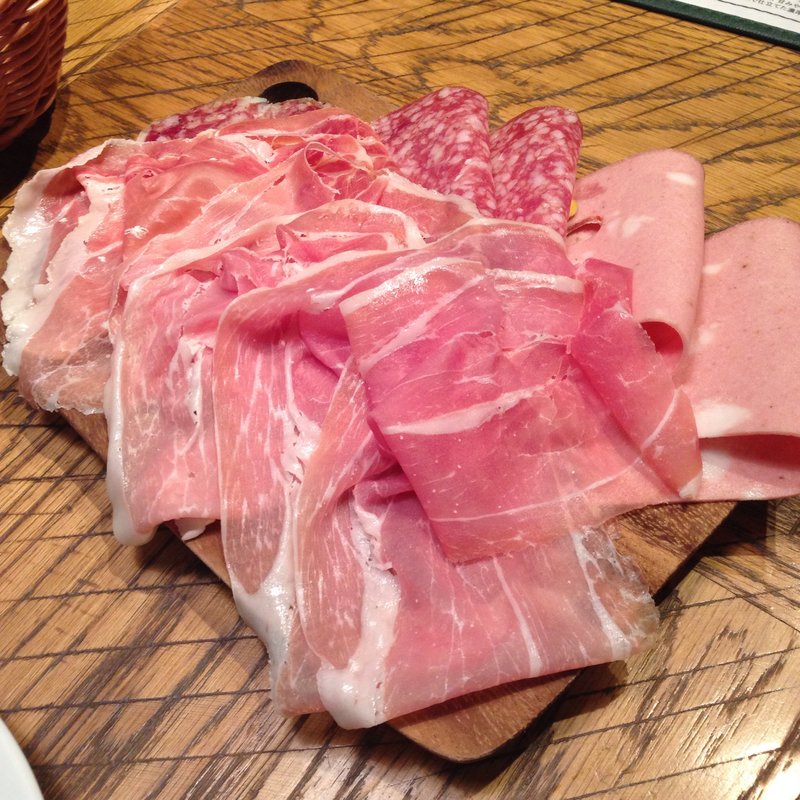 切り立ての生ハム・サラミ類6種盛り合わせ(ハーフサイズ)(ル バーラ ヴァン サンカンドゥ （Le Bar a Vin 52）)