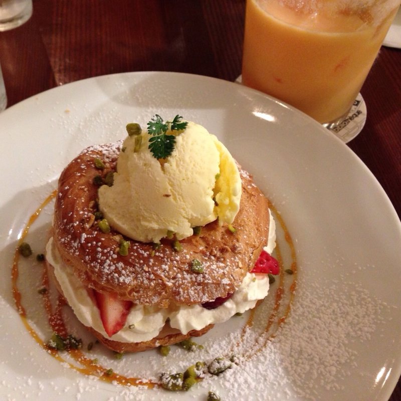苺とプラリネクリームのパリブレスト(カフェ＆ブックス ビブリオテーク 大阪・梅田 （café & books bibliotheque）)