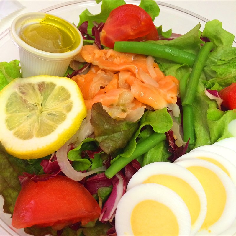  塩レモンとスモークサーモンのサラダ (アフタヌーンティー・ラブアンドテーブル 表参道)