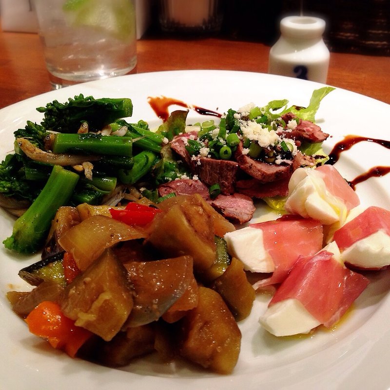 ディナー時の前菜盛り合わせ(バールISOLA)