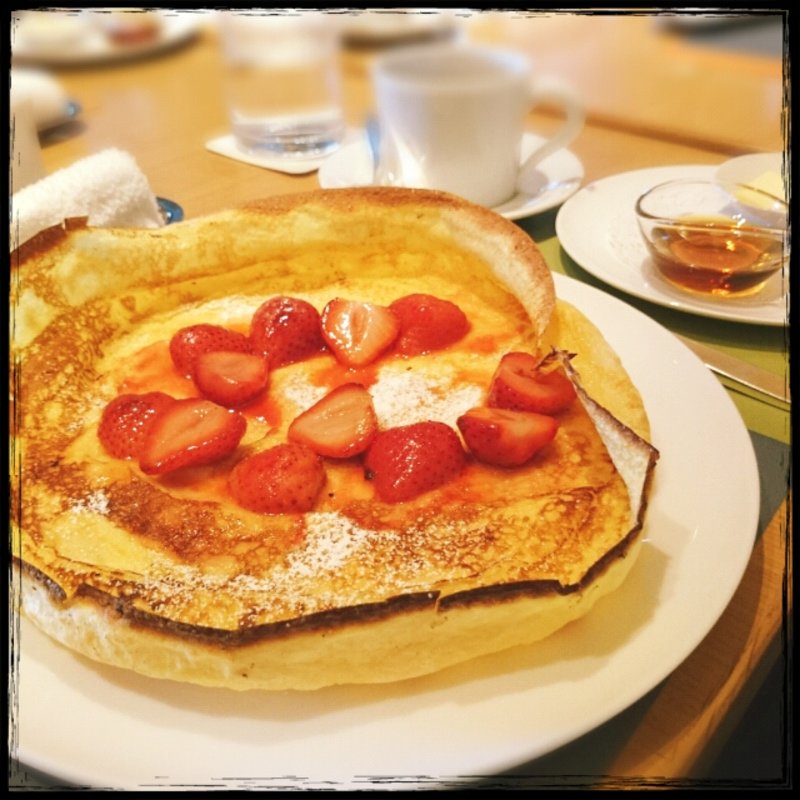 ドイツ風パンケーキのストロベリー添え(ラウンジ ORIGAMI)