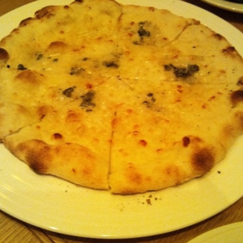 ピッツァ ゴルゴンゾーラ 青木農園の純国産ハチミツ添え(アマルフィイ　ノベッロ)