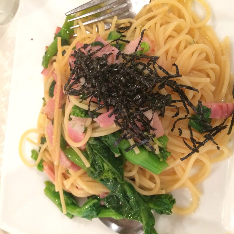 菜の花とベーコンのバター醤油(Assisi)