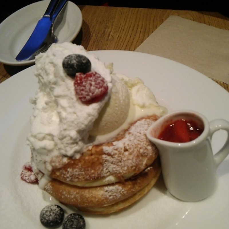 ベリーとクリームチーズのパンケーキ(カフェ＆ブックス ビブリオテーク 東京・有楽町（café & books bibliothèque Tokyo Yurakucho）)