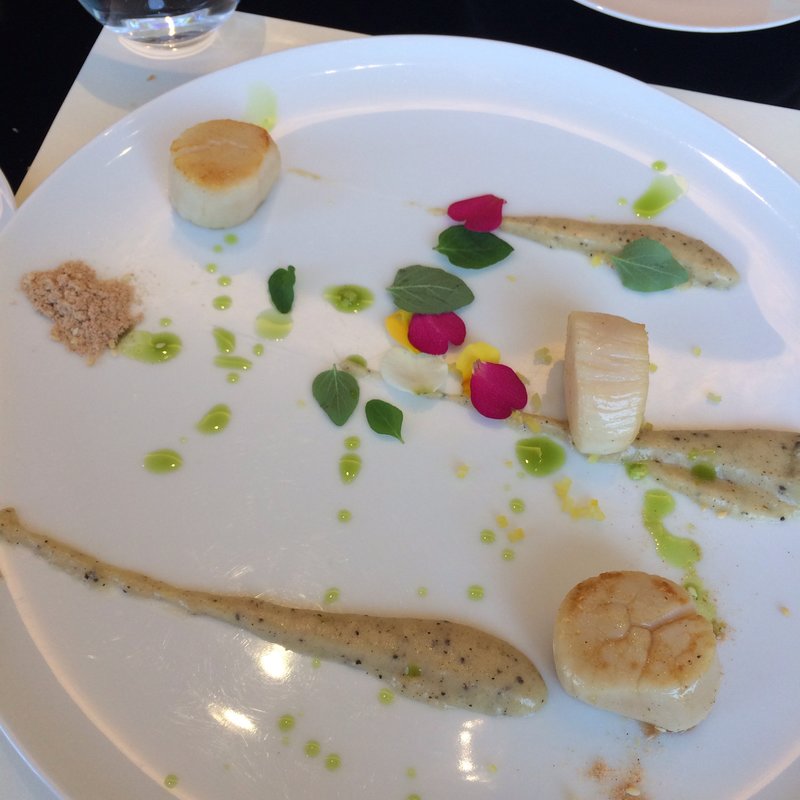 ホタテのポワレ 海老とホタテのパウダー(カフェ・トロワグロ （CAFE TROISGROS）)