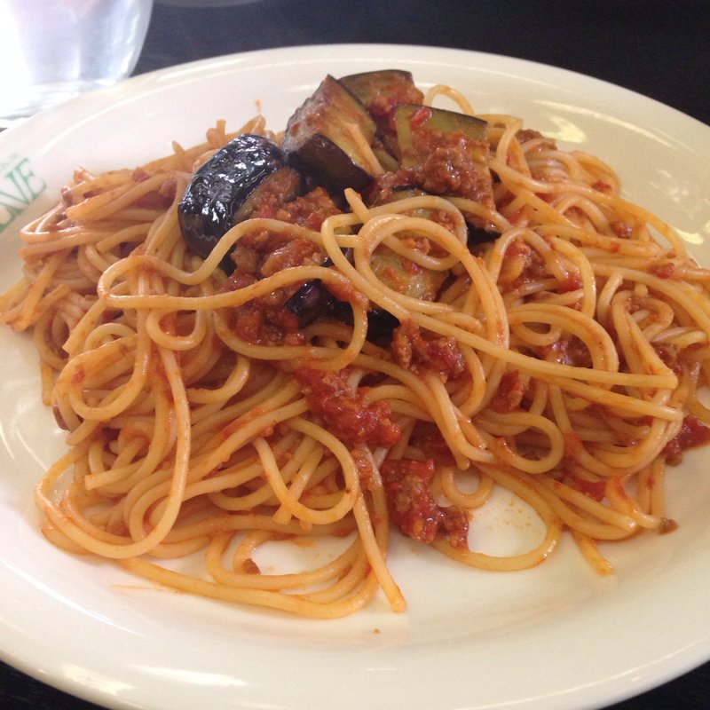 ナスとトマトのスパゲティ。ランチはドリンク、サラダ、スープ付き(olive )