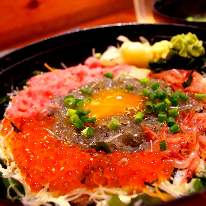 生しらす4色丼(とびっちょ 本店)