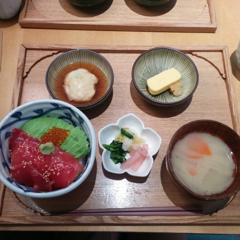 漬け鮪とアボカドの胡麻たれ丼御膳(石塀小路 豆ちゃ 新宿 （イシベコウジ マメチャ）)
