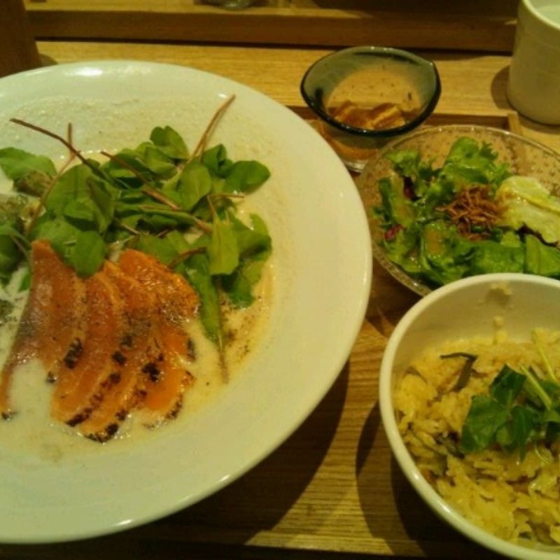 サーモンとアボカドのクリームうどんの炊き込みご飯セット(おだしうどん・釜飯 かかや 武蔵小杉東急スクエア店)