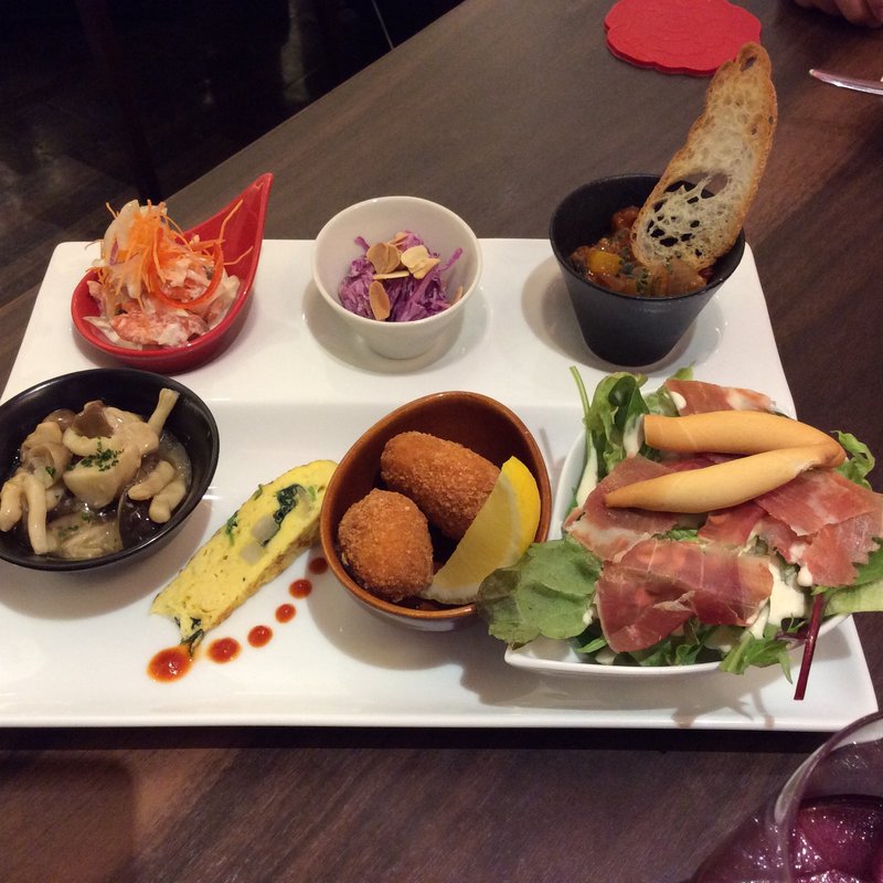 タパス6種盛り合わせ(スペイン料理＆バル ローザ・ローハ)