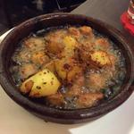 ポテトとソーセージのアヒージョ(スペイン料理＆バル ローザ・ローハ)