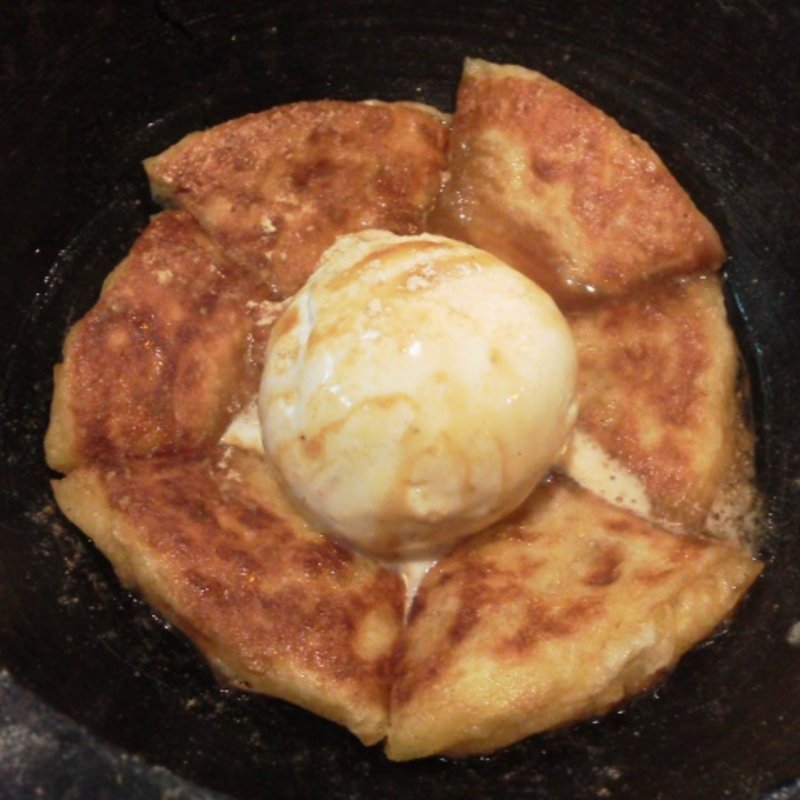 あつあつもちもちホットクと黒蜜きな粉アイス(韓豚屋（はんてじや） 新宿サザンテラス店)