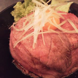 特上ロースのローストビーフ丼(肉とパスタのお店 at Den)