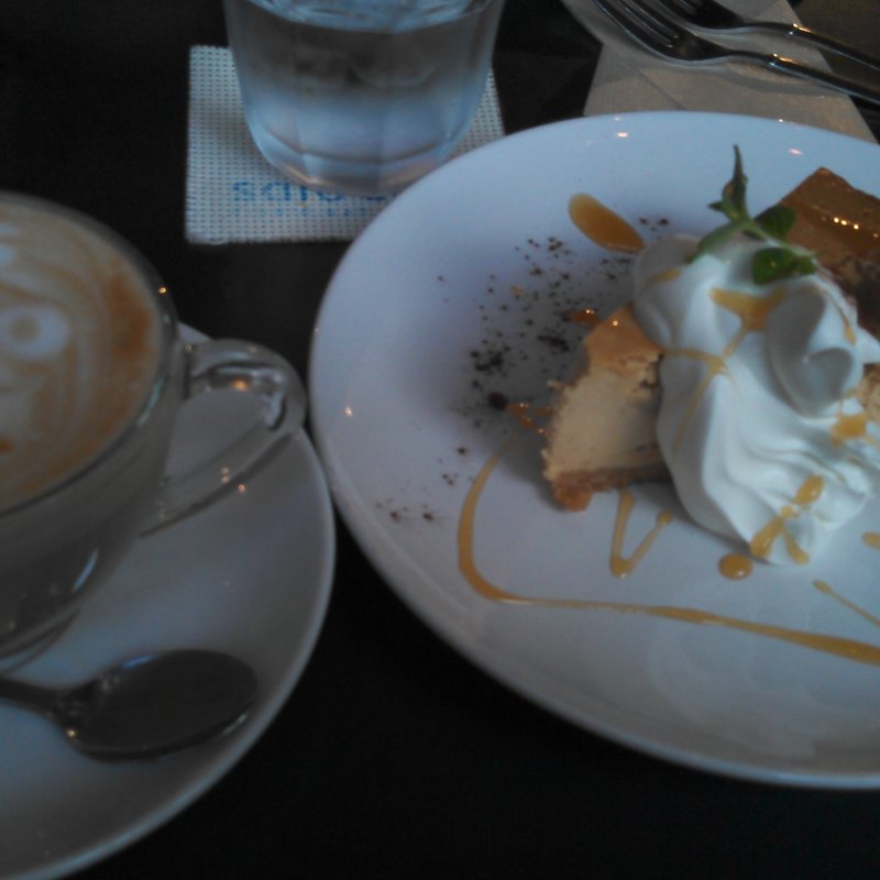 カフェラテ　本日のオススメデザート(breath cafe)