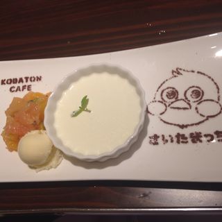 オレンジ風味のパンナコッタ～彩フルーツ添え～(コバトンカフェ)