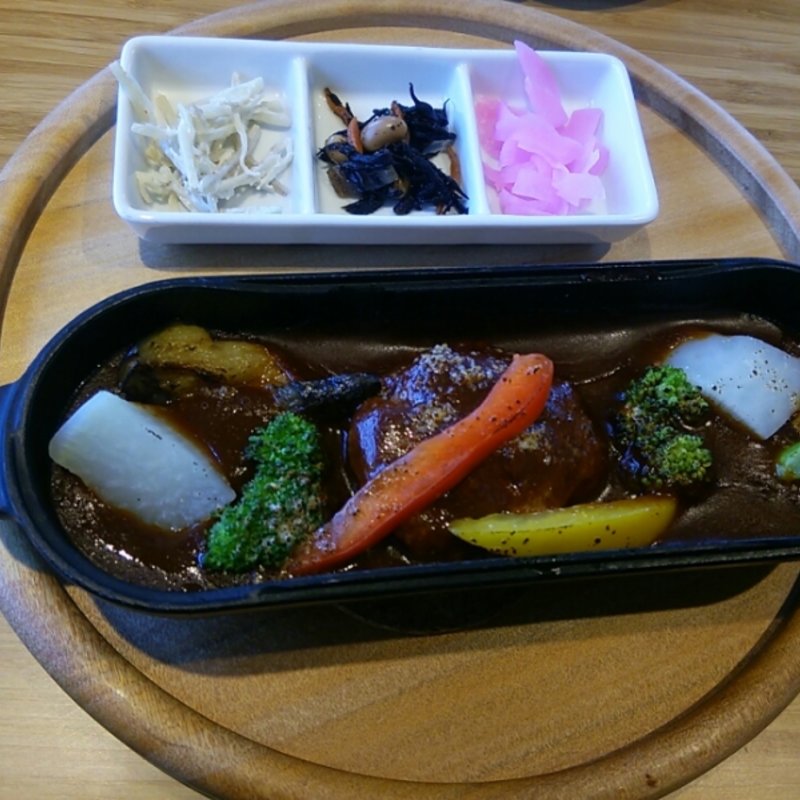 手ごねハンバーグのコロダッチ煮込み(スノーピーク昭島アウトドアヴィレッジ)