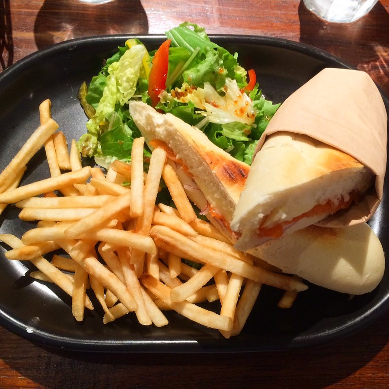 スモークサーモンとカマンベールチーズのパニーニ(カフェ アクイーユ 恵比寿)