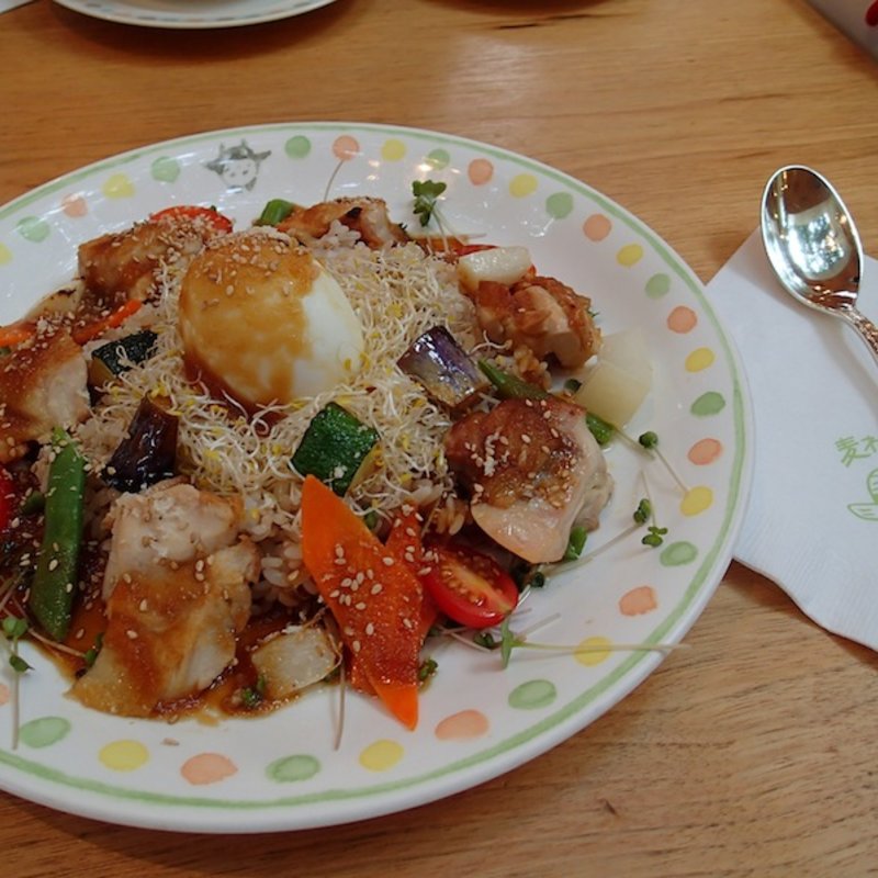 とり肉と夏野菜をのせたお日さまごはん(カフェ麦わらぼうし （カフェムギワラボウシ）)