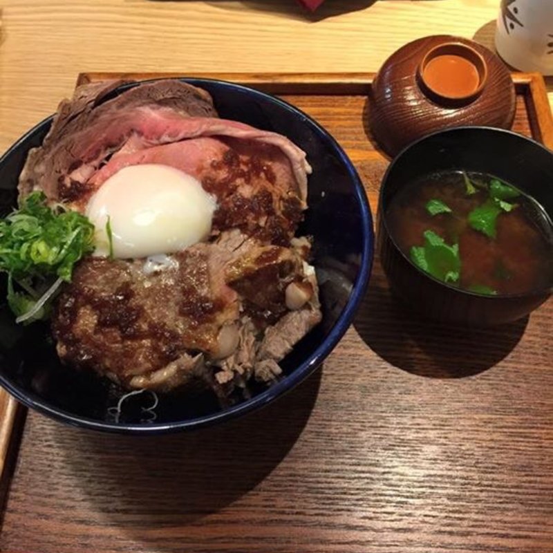 ハーフ&ハーフ丼ぶり(肉のツクモ)