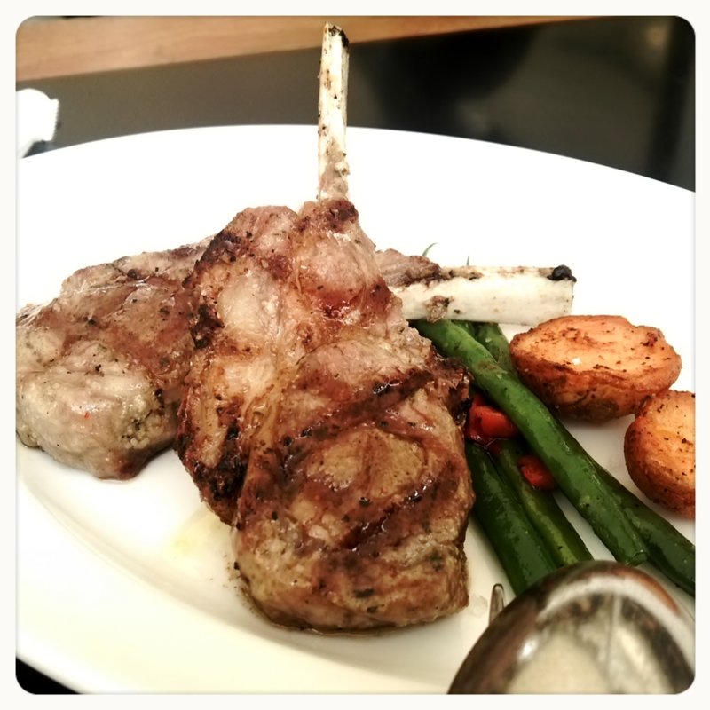 アンチョビとローズマリーでマリネした骨付き子羊のグリル(CICADA)