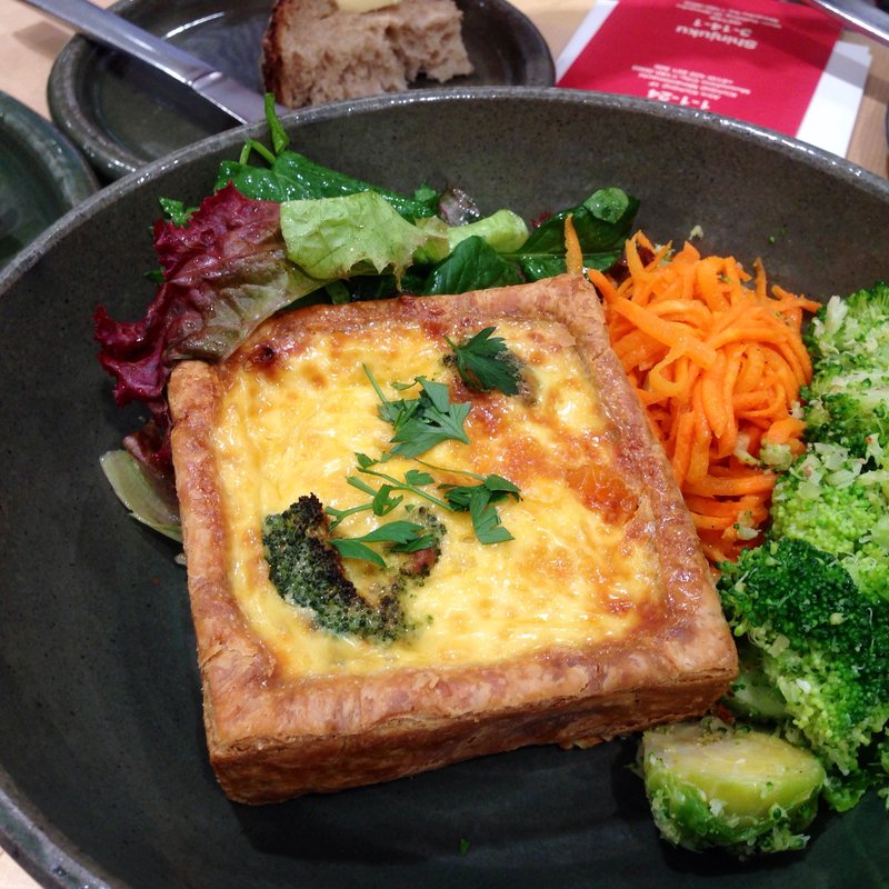 キッシュと2種類のベジタブル添え(ローズベーカリー （Rose Bakery）)